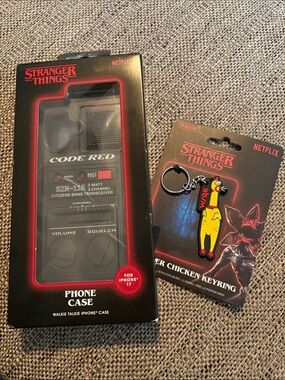 Stranger Things Walkie Taki
Phone Case for I-PHONE 17 & Key Chain new in box